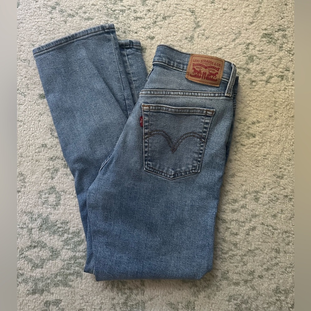 Levi Wedgie Straight Jean size 28